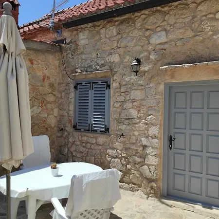 Kameni Zid * Jelsa (Hvar)